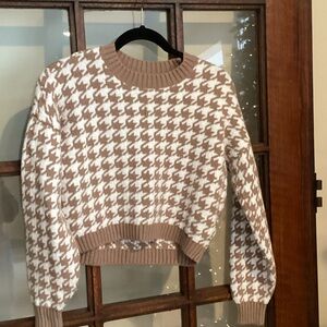 Hollister stylish Brown and White Houndstooth Sweater